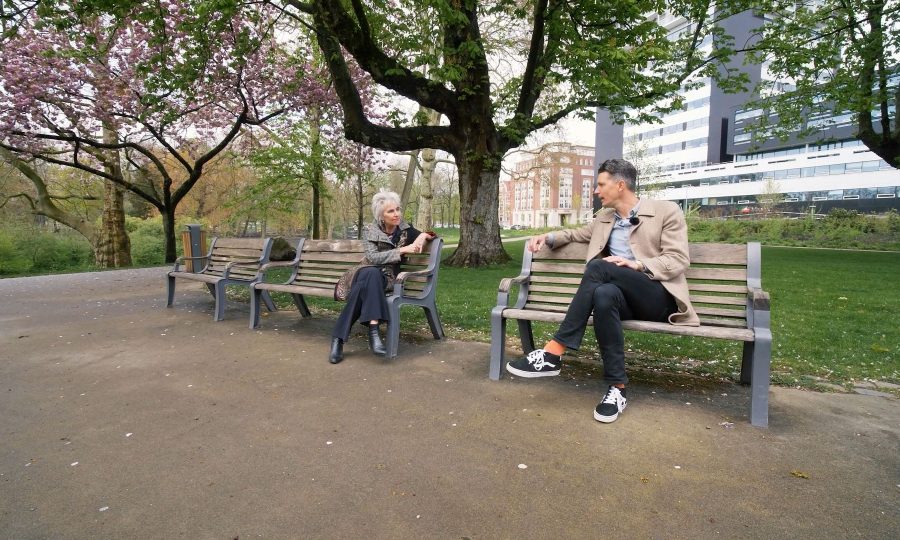 Marion and Geert sit on benches outside Erasmus MC