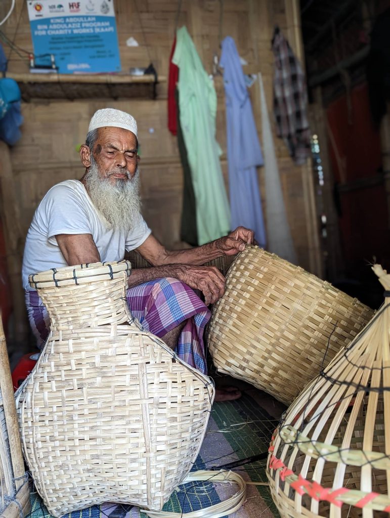 using bamboo strips and sells them
at the market to cover his children’s
education fees. His determination
has paid off: his designs have
gained recognition, allowing
him to provide for his family
independently.