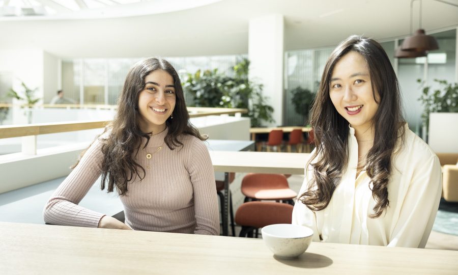 Jana and Kelly share a coffee in the Signify offices in Amsterdam